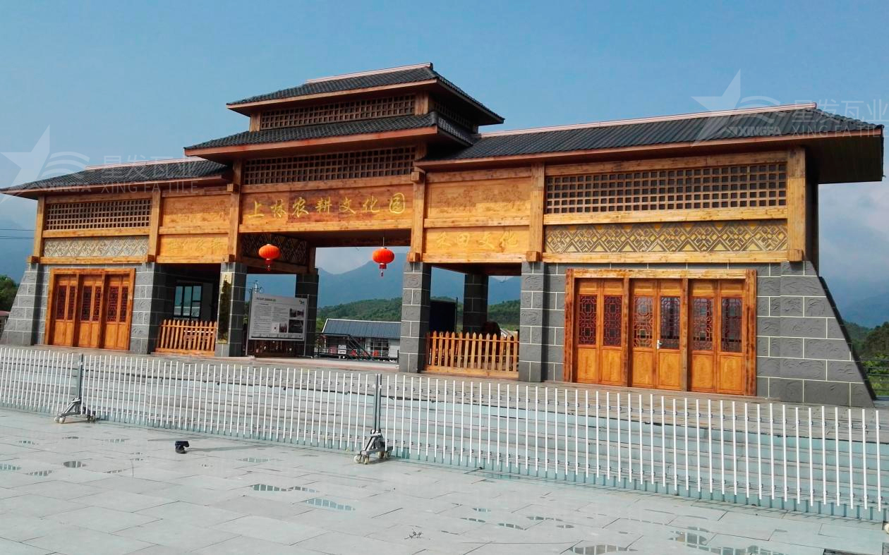 合成樹(shù)脂瓦為旅游景點(diǎn)增添了色彩與生機，集美觀(guān)與實(shí)用于一身！
